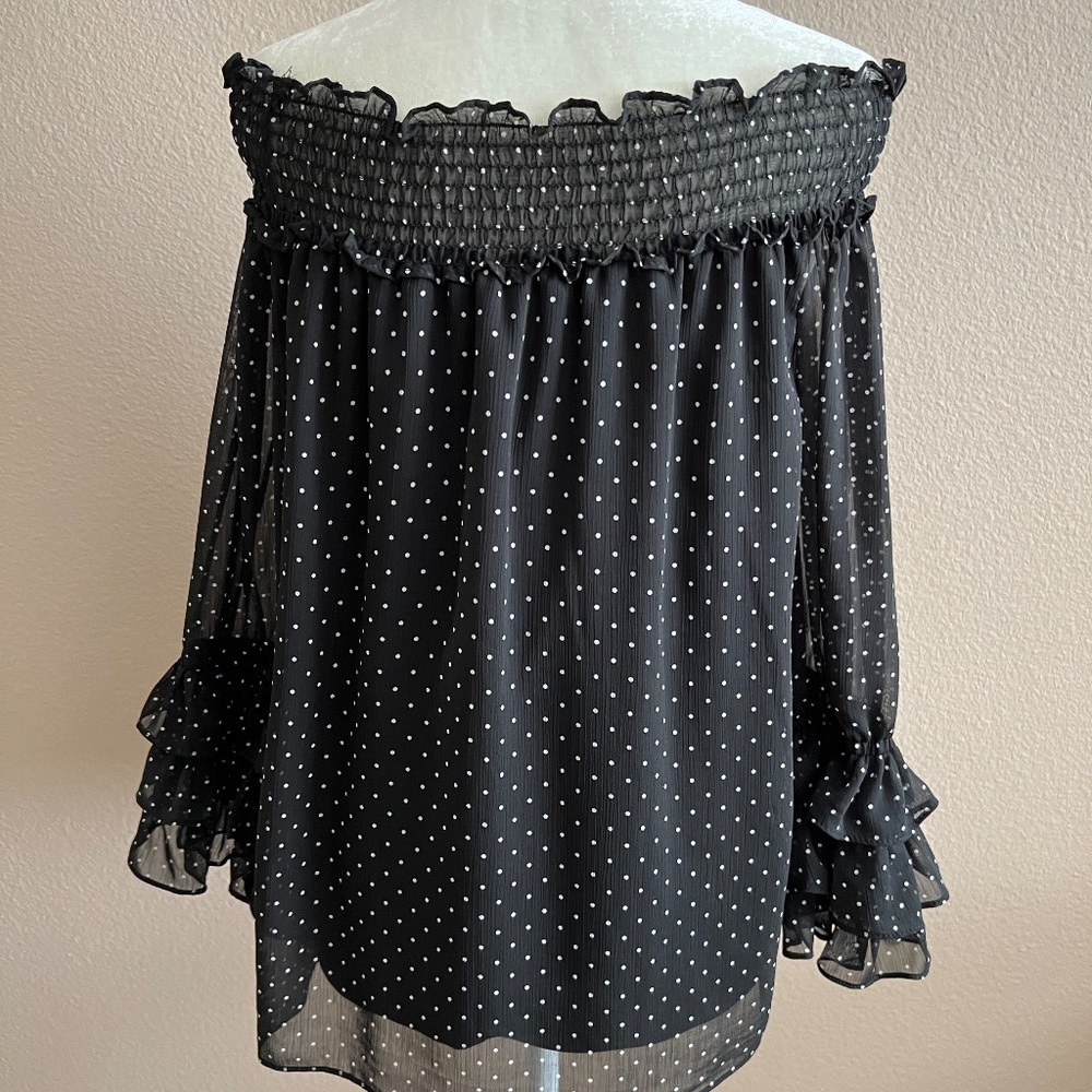 CeCe of the shoulder blouse. Size Medium